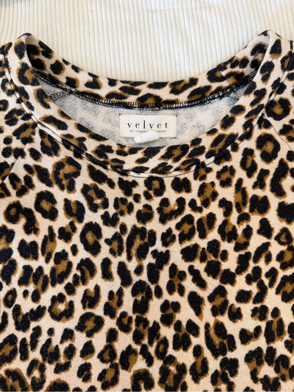 Velvet by Graham & Spencer Leopard Print Short Sleeve Sweatshirt Top Large USA - Picture 4 of 8